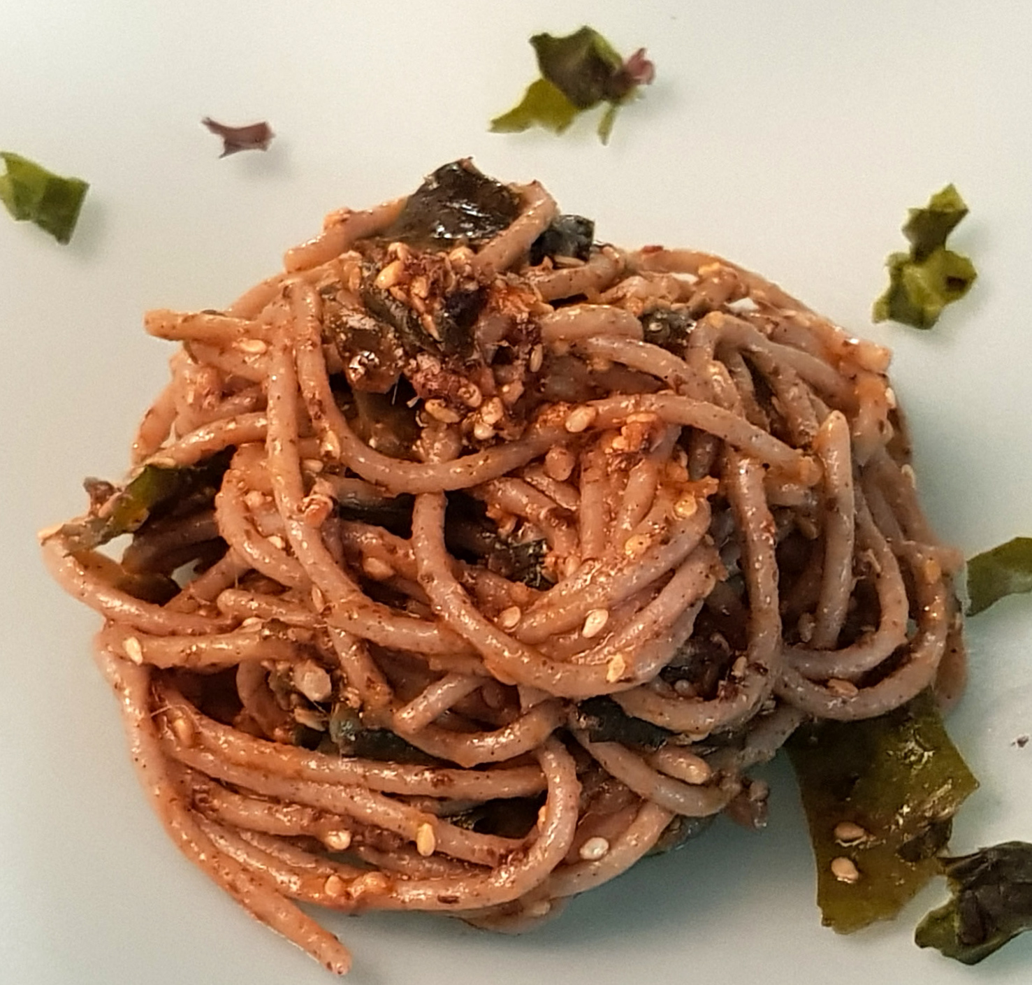 spaghetti-alghe-acciughe-sesamo