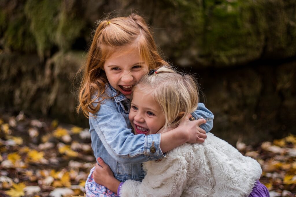 bambine che si abbracciano
